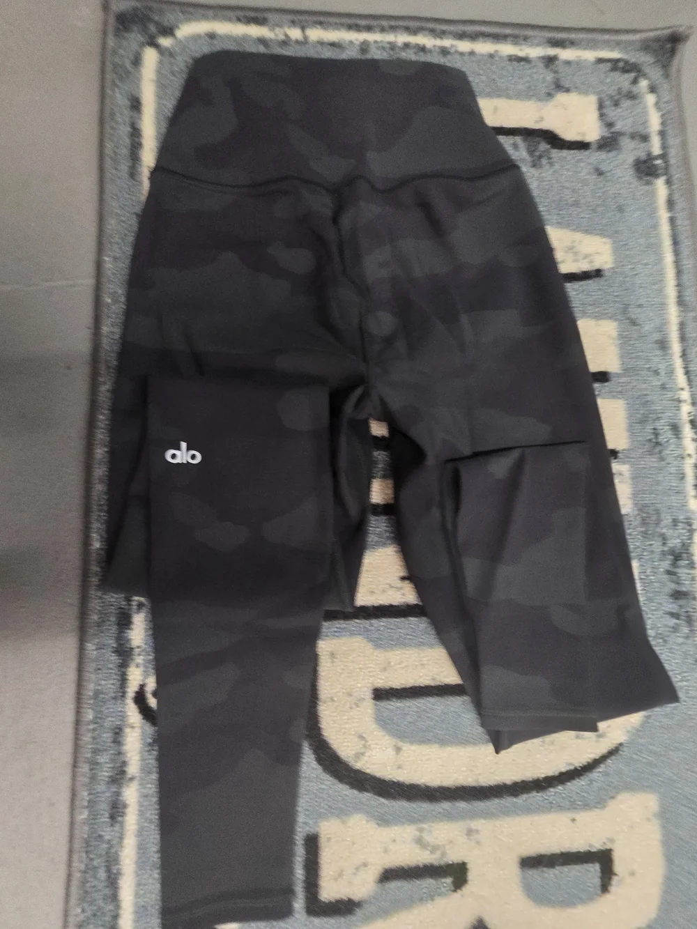 ALO Yoga Womens Black Camo Leggings